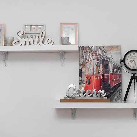 11 Steps' Lovely Studio In The Center ティラナ エクステリア 写真