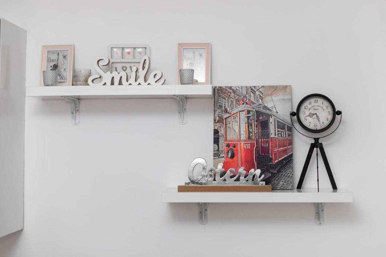 11 Steps' Lovely Studio In The Center ティラナ エクステリア 写真