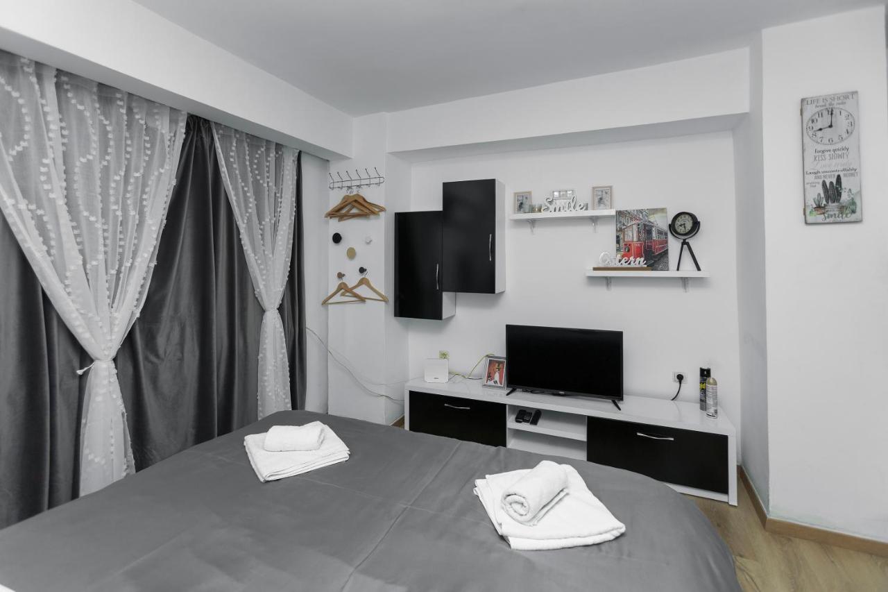 11 Steps' Lovely Studio In The Center ティラナ エクステリア 写真