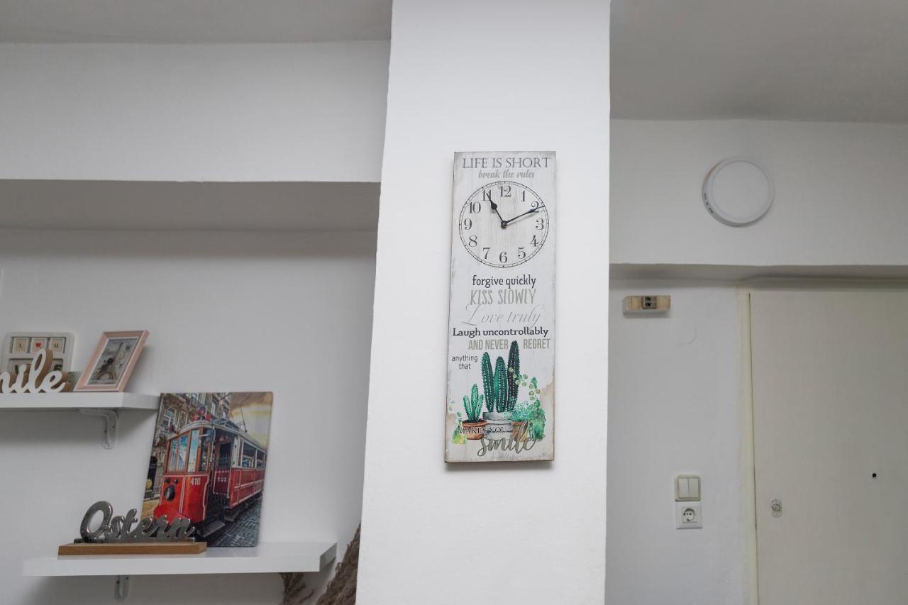 11 Steps' Lovely Studio In The Center ティラナ エクステリア 写真