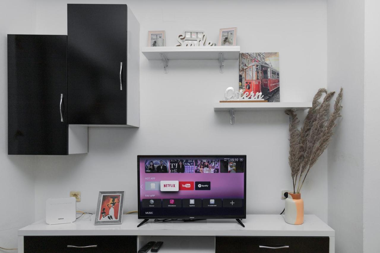 11 Steps' Lovely Studio In The Center ティラナ エクステリア 写真
